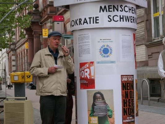30.04.2010 Schweriner Bürgerbündnis enthüllt Litfaßsäule