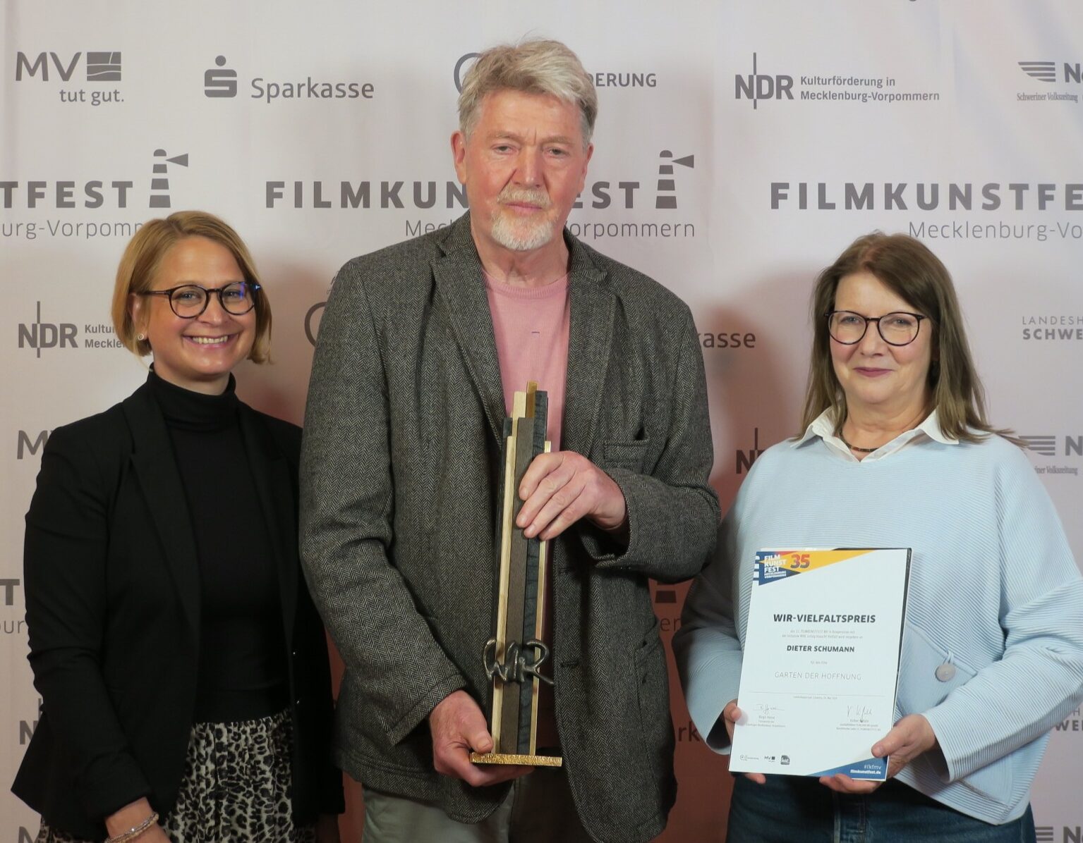 Dieter Schumann erhält WIR-Vielfaltspreis für "Garten der Hoffnung"
