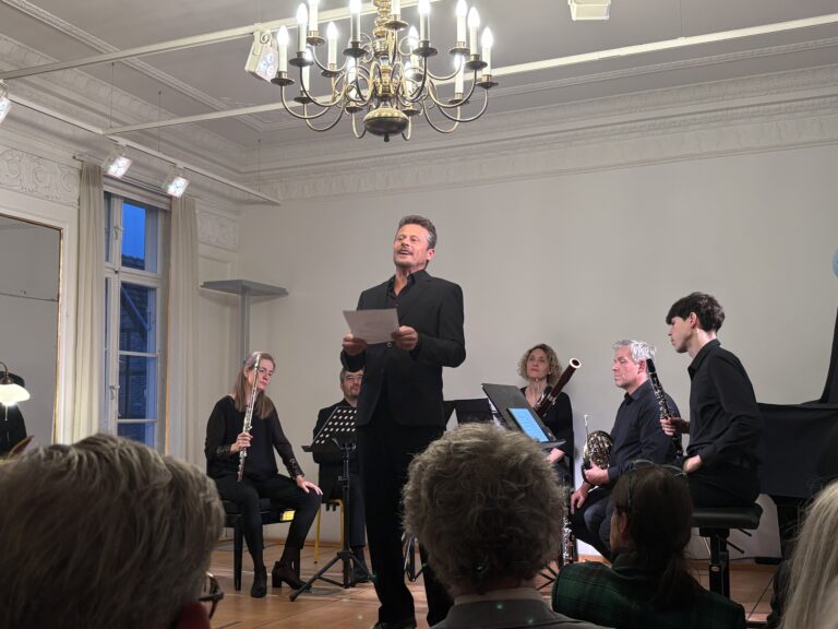 Roman Knizka bei der Konzertlesung mit dem Bläserquintett OPUS 45.