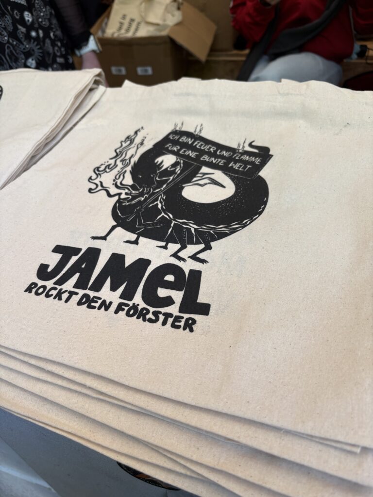 Heller Stoffbeutel mit schwarzem Aufdruck von „Jamel rockt den Förster“.